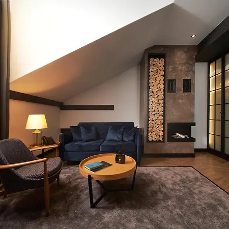 Industrial 1853. 4* Kragujevac