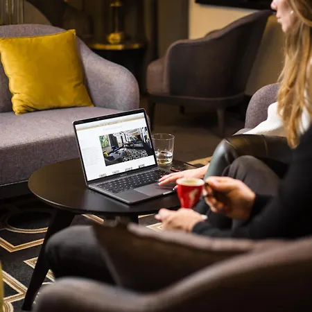 호텔 Industrial 1853. 4*